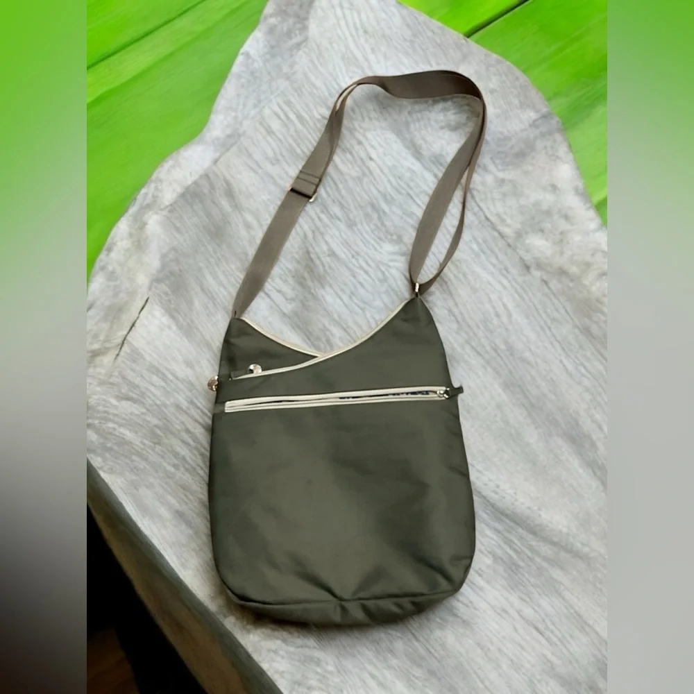 Travelon Anti-theft Crossbody Bag with 7 compartments green.